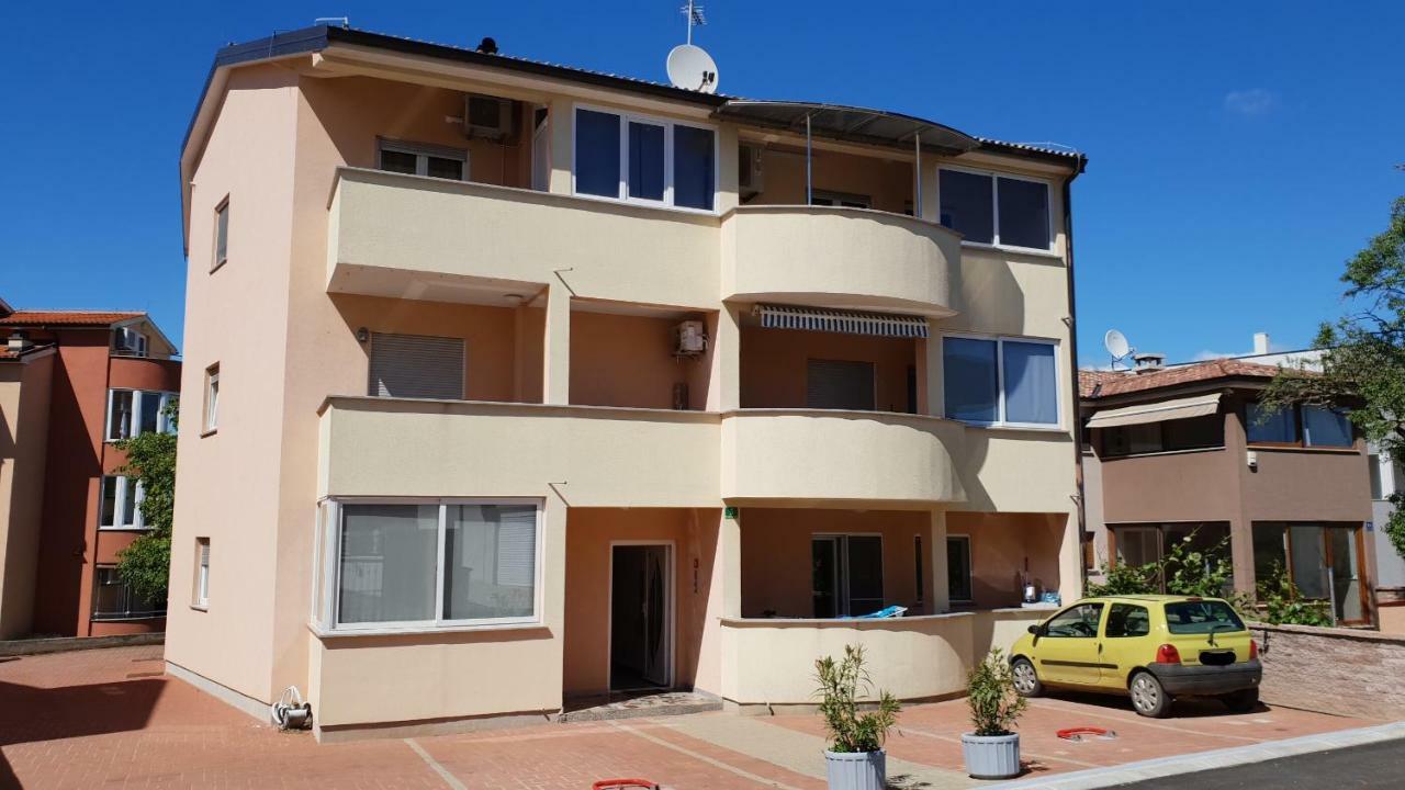 Apartment Ina Pula Exterior photo
